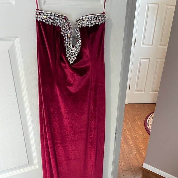 Velvet red gown - Picture 3 of 4